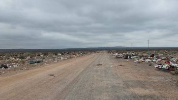 La imagen tomada días atrás muestra la candidad de basura que se acumula a la vera de la Ruta 74. Vecinos de Las Perlas piden controlar los rodados que llegan con carga desconocida. La imagen tomada días atrás muestra la candidad de basura que se acumula a la vera de la Ruta 74. Vecinos de Las Perlas piden controlar los rodados que llegan con carga desconocida.