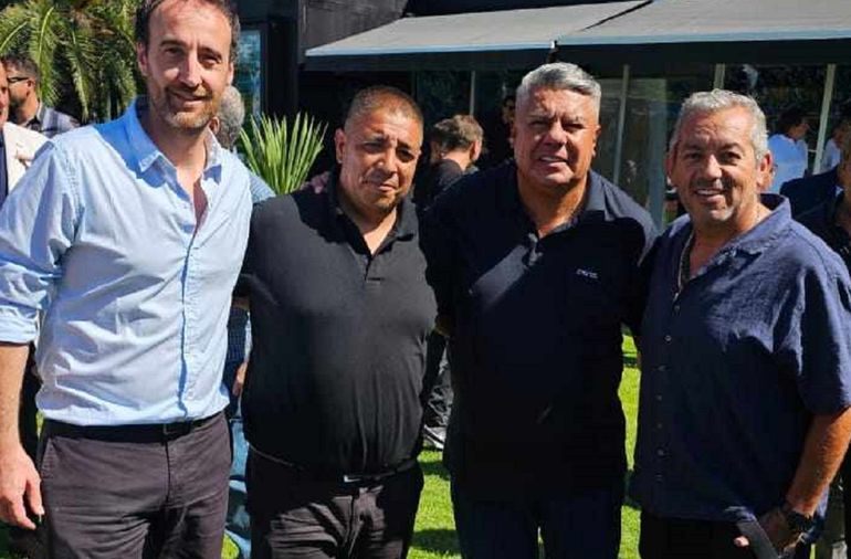 Los dirigentes del Club Cipolletti, con Scioli y Tapia en Buenos Aires