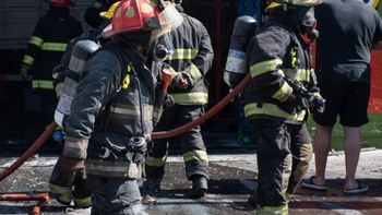 Bomberos Voluntarios de General Roca lograron apagar el incendio en el bar Valkiria, donde los atacantes provocaron una pérdida de gas al romper los caños.&nbsp;