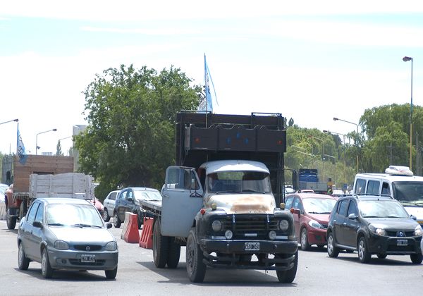 Camioneros, fin de los cortes, sigue el conflicto