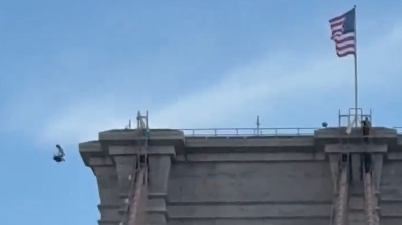 El hombre que se arrojó desde el puente de Brooklyn afronta cargos por imprudencia temerari y exhibicionismo público, entre otros. | LMCipolletti.com El hombre que se arrojó desde el puente de Brooklyn afronta cargos por imprudencia temerari y exhibicionismo público, entre otros.