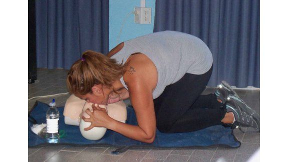 Conocer las técnicas de primeros auxilios es fundamental para cualquier persona preocupada por la salud y el bienestar de su comunidad. La Cruz Roja Argentina promueve la capacitación en distintos sectores e instituciones.
