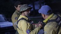 Los brigadistas del SPLIF combatieron toda la noche contra el incendio en El Bolsón.