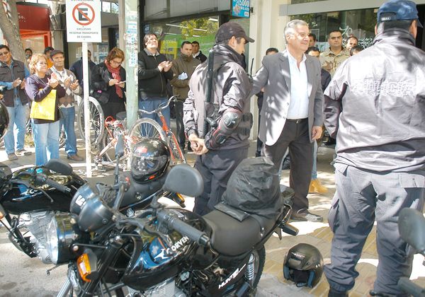 El municipio le entregó cinco motos nuevas a la Policía
