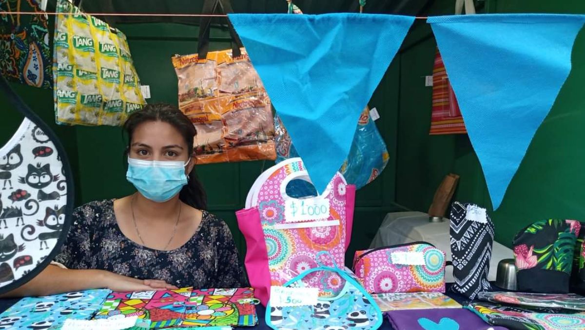Joven transforma envases vacíos en bolsos y es tendencia 