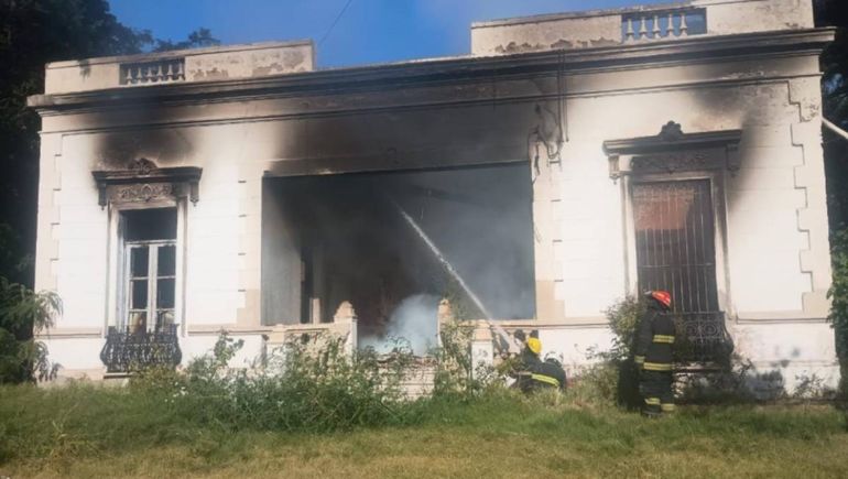 Bomberos debieron trabajar durante varias horas hasta lograr apagar las llamas. Foto: AN Allen.