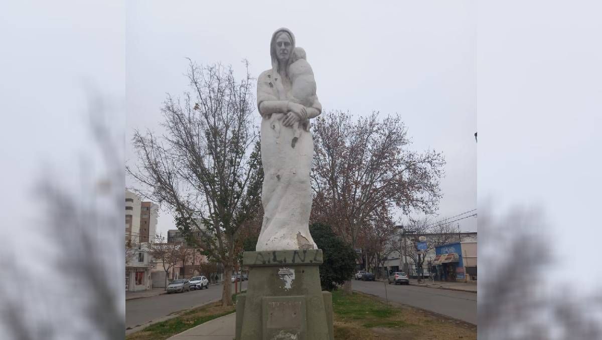 Monumento a la madre, obra de Atilio Morosin.