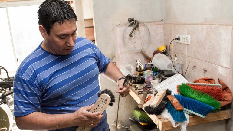 Gabriel saltó de la actividad petrolera a fabricar escobillones en su garage.