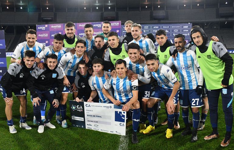 La tradicional imágen del equipo ganador posando con el cheque. La Academia sigue con su buen andar en la Copa Argentina y ya está en octavos de final.&nbsp;