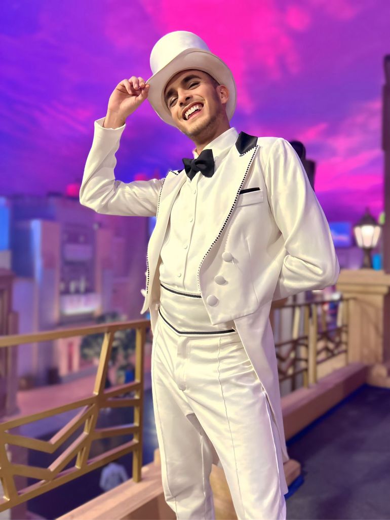 Al joven neuquino Fernando Lombardo lo contratan en distintos países del mundo para dar muestras de su arte. La actividad de bailarín se cotiza bien en el sector del turismo y el entretenimiento internacionales.