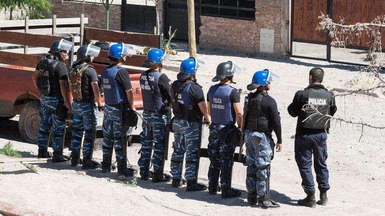 La Policía de Río Negro montó un inusual operativo para desalojar a una familia