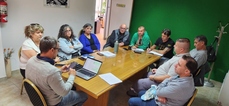 Mesa de trabajo entre representantes de los gremios municipales y el Ejecutivo.