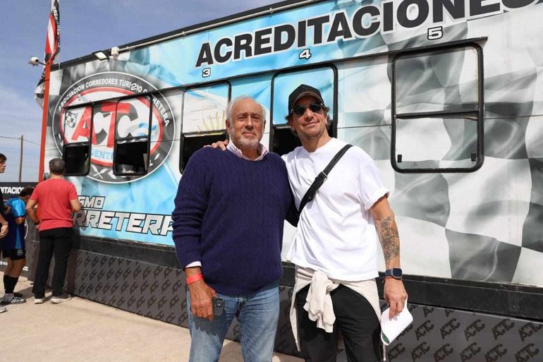 Nico Vázquez y Gustavo Yankelevich en el sector de acreditaciones del circuito neuquino. Foto: Omar Novoa 