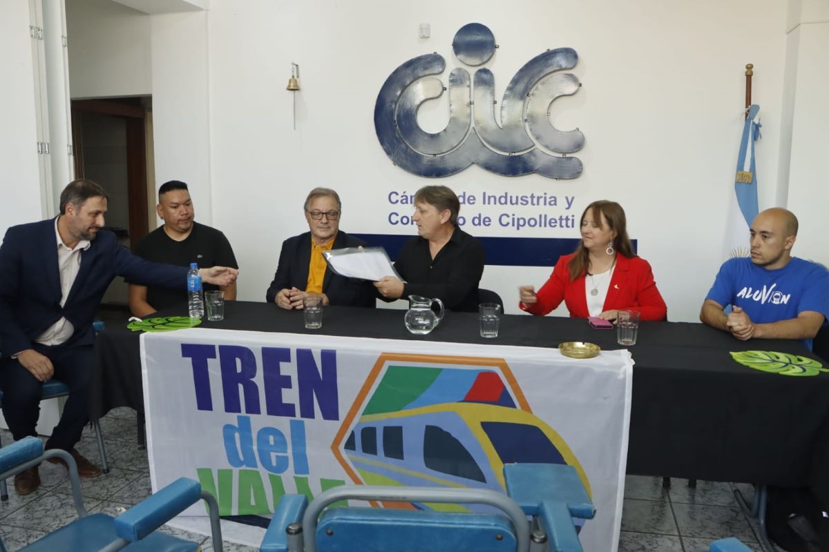 Odarda, Bunter, Brevi y el resto de los representantes, en la conferencia por la presentación de la Acción de Amparo para que el Tren del Valle vuelva a Cipolletti.&nbsp;
