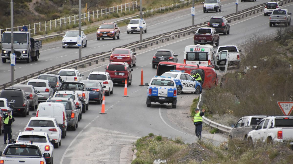 Hubo demoras en la Ruta 7 por el vuelco de una camioneta