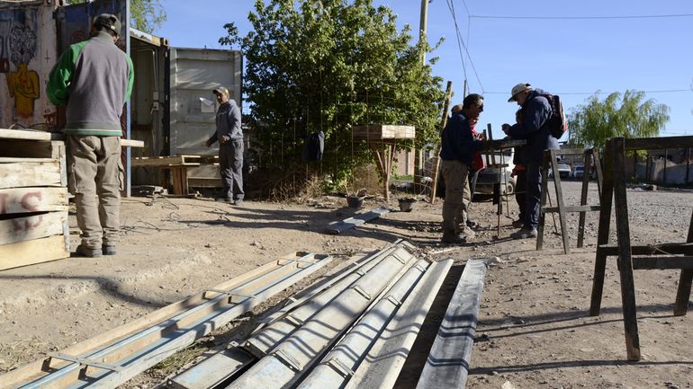 La Cooperativa de Trabajo Barrio Obrero pudo reactivar hace poco obras en Nuevo Ferri y el Barrio Obrero A. Para las cooperativas de trabajo, son épocas difíciles, por la decisión del gobierno nacional de no concretar obras públicas y no invertir en los barrios populares.