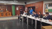 Morello, parado de campera azul, será juzgado nuevamente acusado de un homicidio ocurrido en General Conesa. 