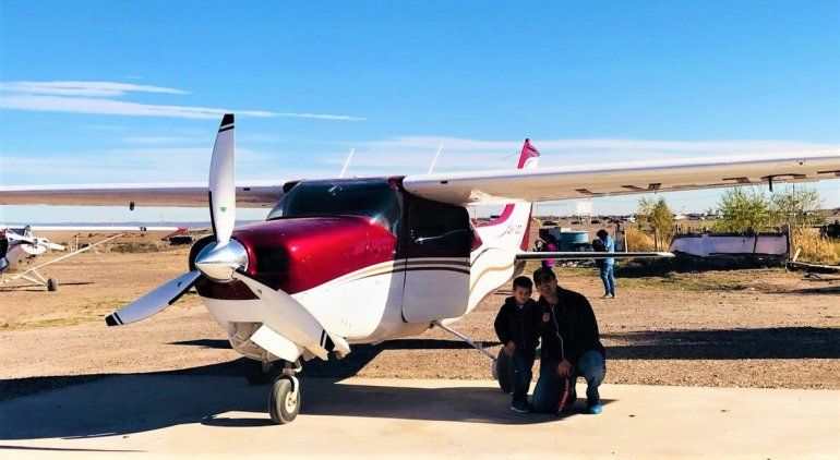 Horacio posa junto a su aeronave.