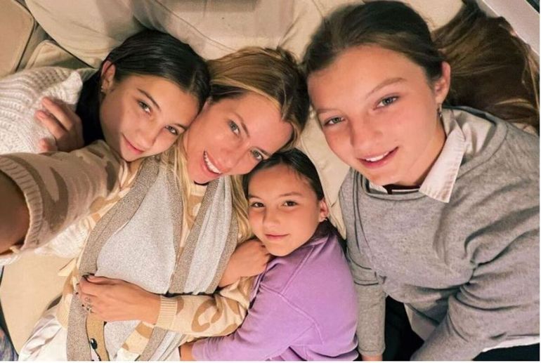 Nicole Neumann y sus hijas.