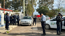La persecución policial a bordo del taxi terminó con la detención del sospechoso con dos armas entre sus pertenencias.&nbsp;