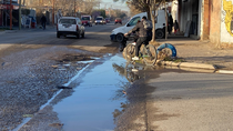 Vecinos cipoleños reportan desbordes cloacales en diversos barrios hace semanas.