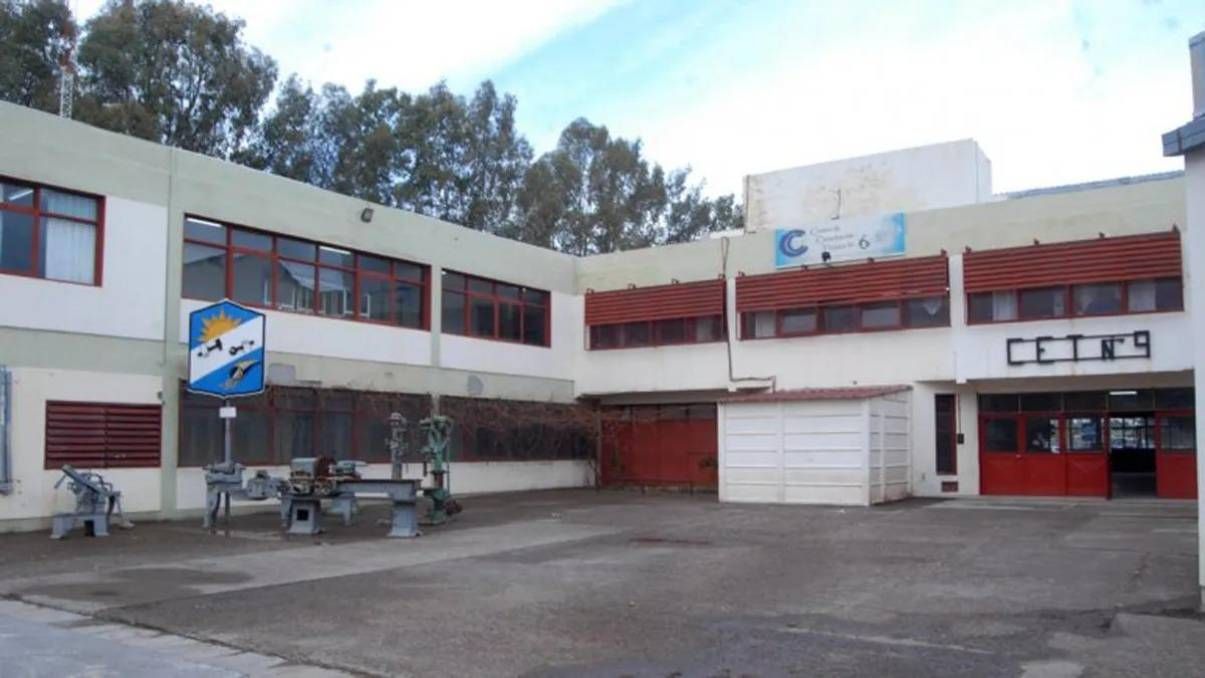 Frente del colegio técnico CET 9.&nbsp;