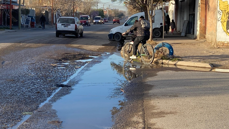 Vecinos cipoleños reportan desbordes cloacales en diversos barrios hace semanas.