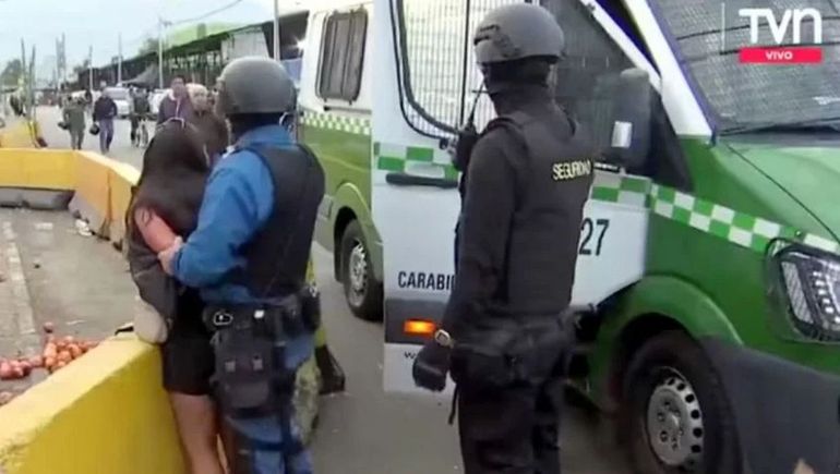 Video: mujer desarmó a un policía y comenzó a disparar