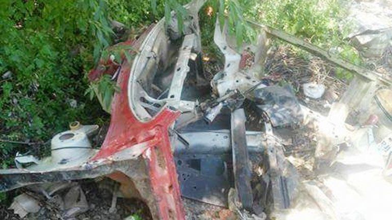 El Fiat Uno apareció totalmente destruido en la Isla Jordán.