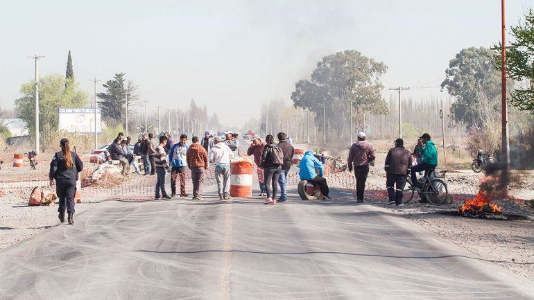 Los disidentes de UATRE volvieron a cortar la Ruta 22