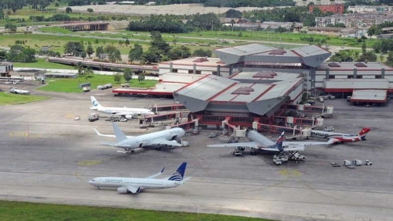 Cuba enfrenta una nueva fase de su crisis energética tras informar a aerolíneas que no podrá garantizar combustible para aviación.