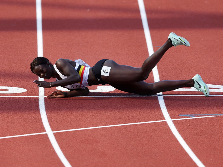 Corría sola en vallas, se tropezó y cruzó la meta rodando