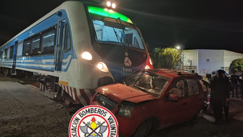 fuerte choque entre una camioneta y el tren del valle: matrimonio de 90 y 91 anos hospitalizado