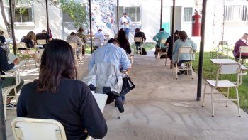 estudiantes de medicina rinden los examenes al aire libre