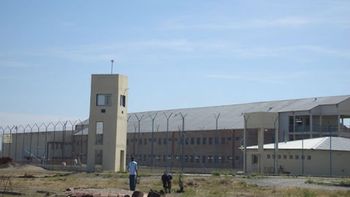 En la requisa, descubrieron que la mujer llevaba droga en sus pertenencias.