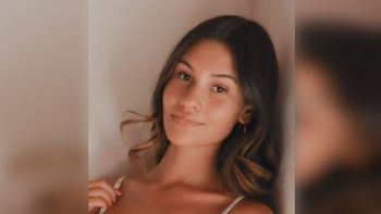 Agustina había llegado de La Pampa para estudiar Medicina en la Unco. La mataron a golpes en la casa de su vecino, Pablo Parra, el único acusado. Sospechan que la atacó por que ella rechazó sus intenciones sentimentales. 