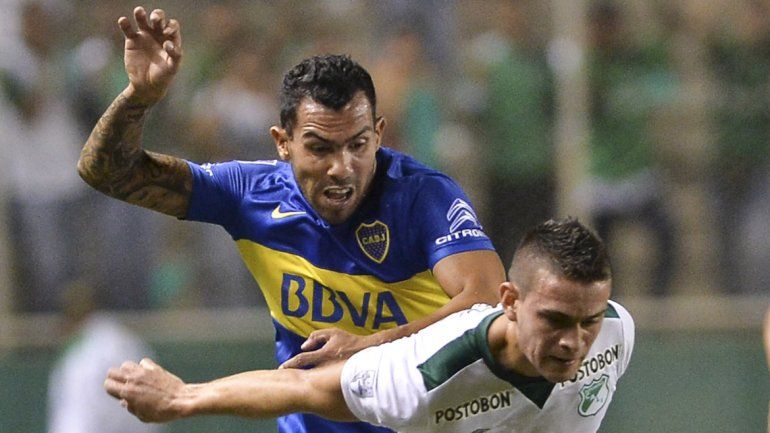 Tevez fue víctima del juego brusco colombiano y reaccionó mal. Zafó de la roja.