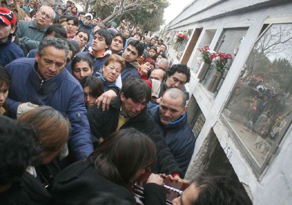 Multitudinaria despedida al obrero municipal asesinado