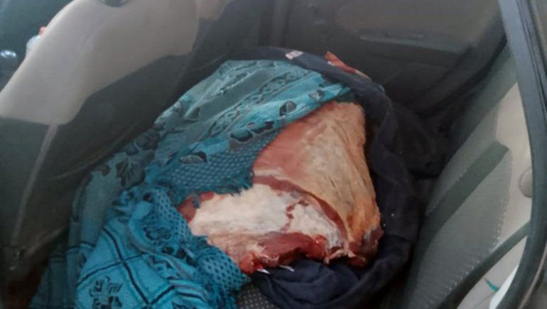 Ruta 151: lo atraparon transportando carne envuelta en una manta