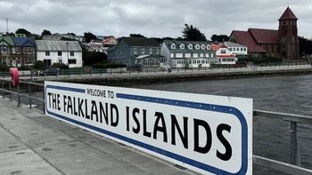 El muelle donde de Puerto Argentino en el que amarran los cruceros, con el nombre que los británicos les dan a las Islas Malvinas argentinas.