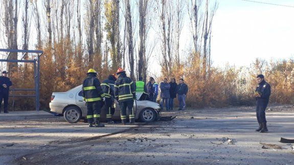 Un hombre murió en un violento choque frontal en Allen