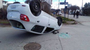 impresionante vuelco de un auto en pleno centro de bariloche una camioneta impacto contra un auto y provoco un violento vuelco