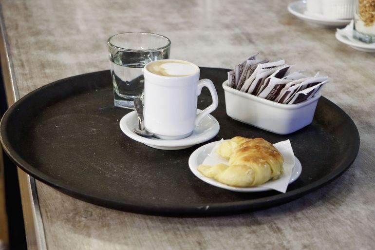 El clásico café con leche con medialuna es lo más solicitado en la ciudad. Foto Anahí Cárdena. El clásico café con leche con medialuna es lo más solicitado en la ciudad. Foto Anahí Cárdena.