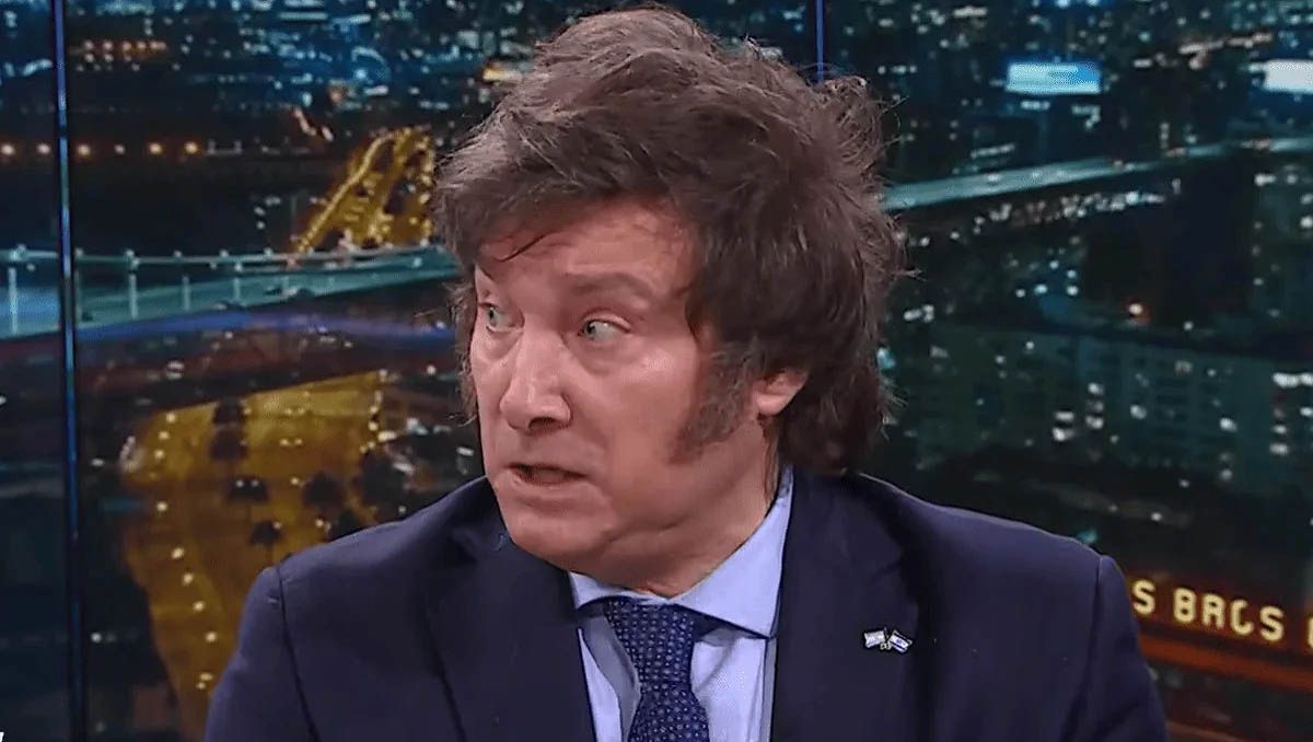 Javier Milei, señalado como responsable del choque de trenes por el desfinanciamiento ferroviario.