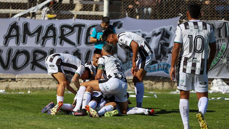 Video: Mirá los tres golazos de Cipo contra Santamarina para seguir en la pelea