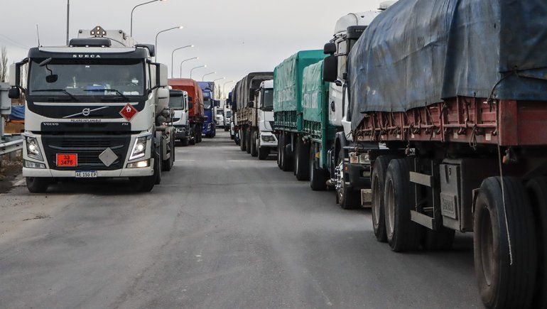 Transportistas bloquean rutas en General Roca y Chichinales