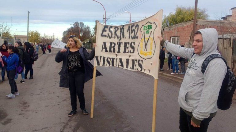 Tomaron la escuela secundaria 152 exigiendo elementos para los talleres de arte 