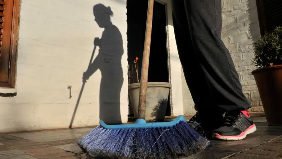 Empleadas domésticas en Río Negro y Neuquén: Un aumento que no alcanza ni para un par de guantes