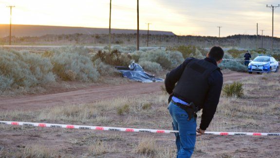 El cuerpo calcinado de la joven embarazada fue hallado sobre una calle paralela a la Ruta Provincial 6, camino a Chos Malal.
