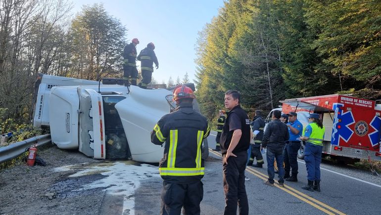 Villa La Angostura: tremendo vuelco de un camión que transportaba alimentos